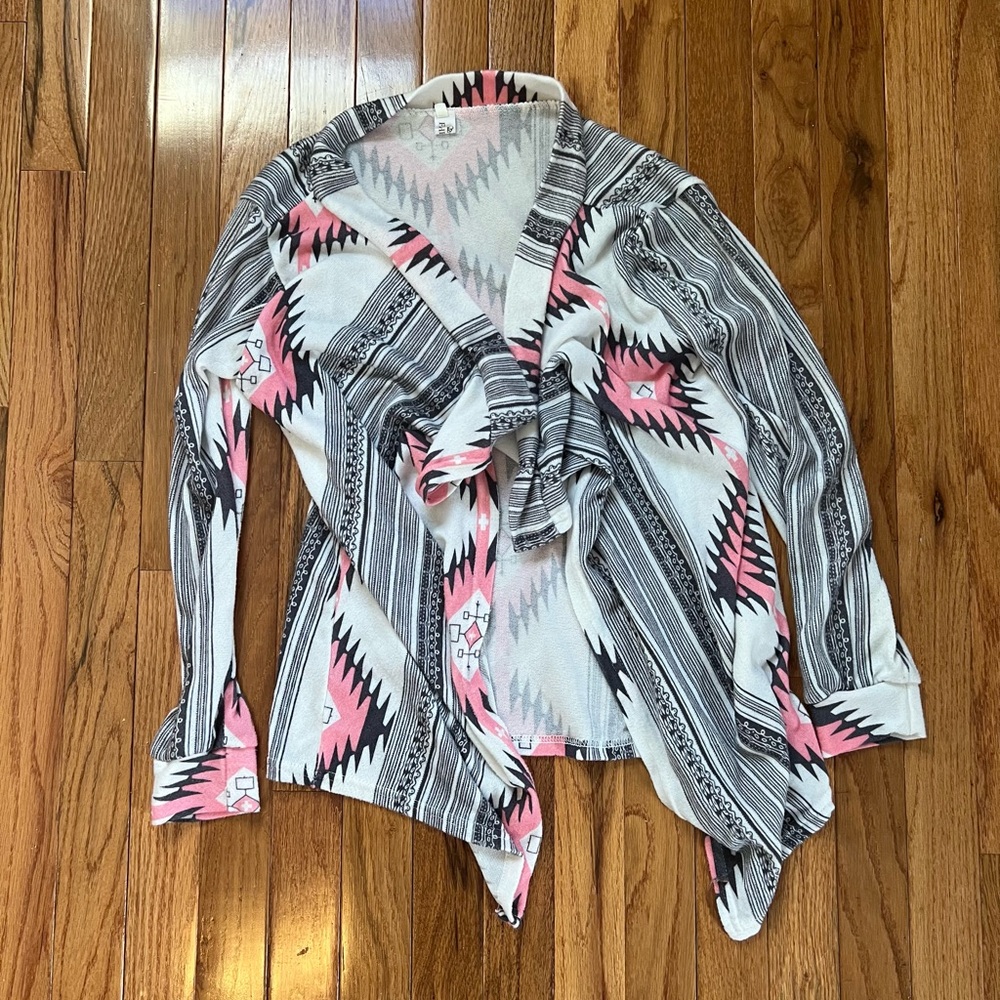 ❤️ 3/$25 Women's Pink and Black Aztec Patterned Cardigan